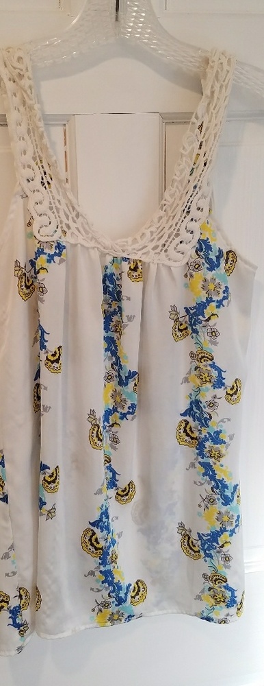 Charlotte Russe white Floral tank. W0000022